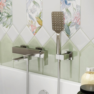 Смеситель FIORETTO для ванны с душевой лейкой, шлангом и держателем, хром Смеситель FIORETTO для ванны с душевой лейкой, шлангом и держателем, хром